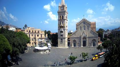 Mesyna, Sycylia, Włochy - Widok na katedrę, fontan