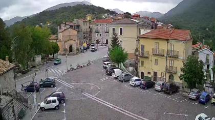 Longano, Molise, Włochy - Widok na plac w centrum 