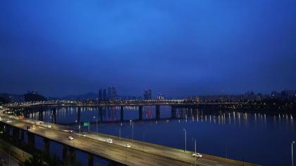 Seul, Korea Południowa - Widok na Most Dongho na R